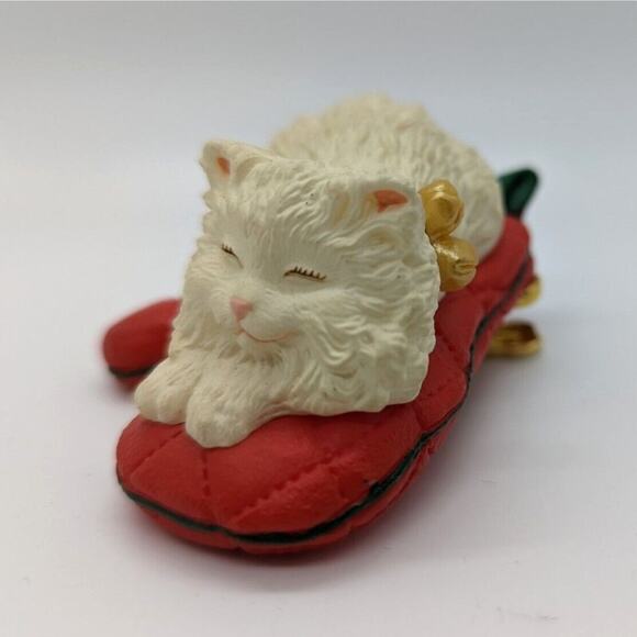 1995 Cat Naps Hallmark Collector Ornament White Persian Red Oven Mitten Clip-on - Picture 2 of 8